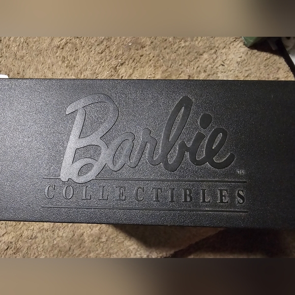 X-Files Barbie - Picture 3 of 4